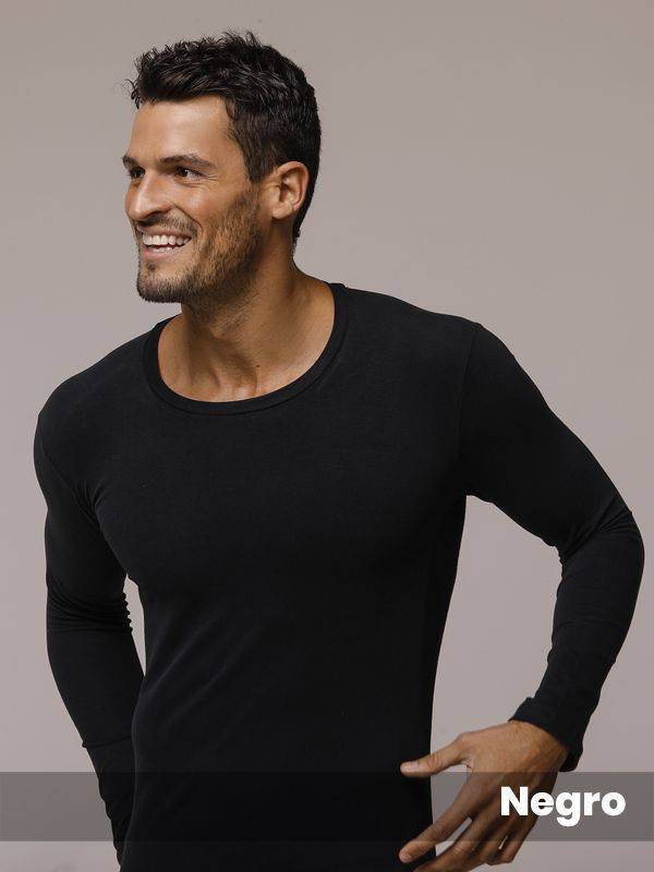 Camiseta manga larga cuello redondo, de algodon con lycra liso. Corte anatómico