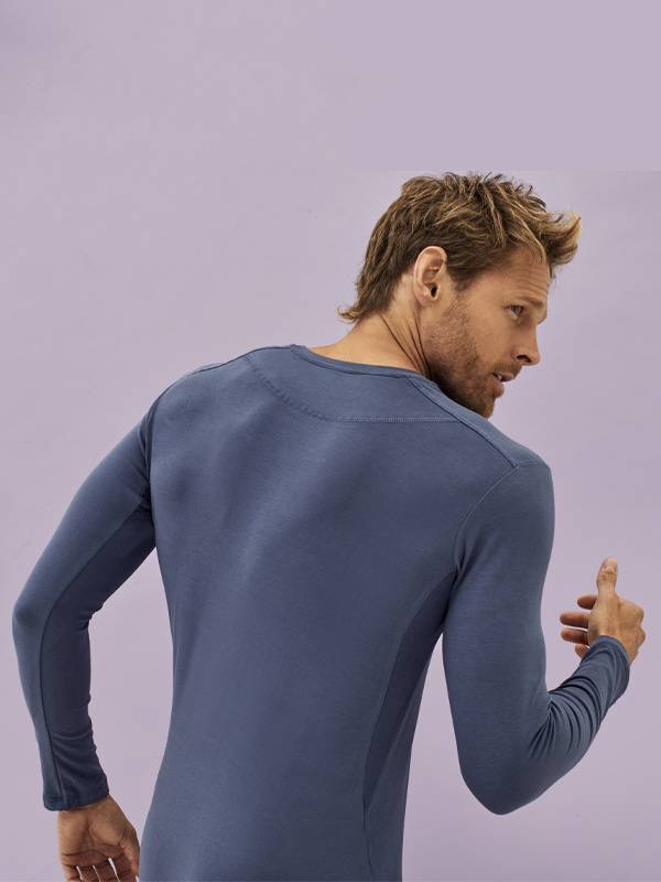 Camiseta manga larga cuello redondo, de algodon con lycra liso. Corte anatómico