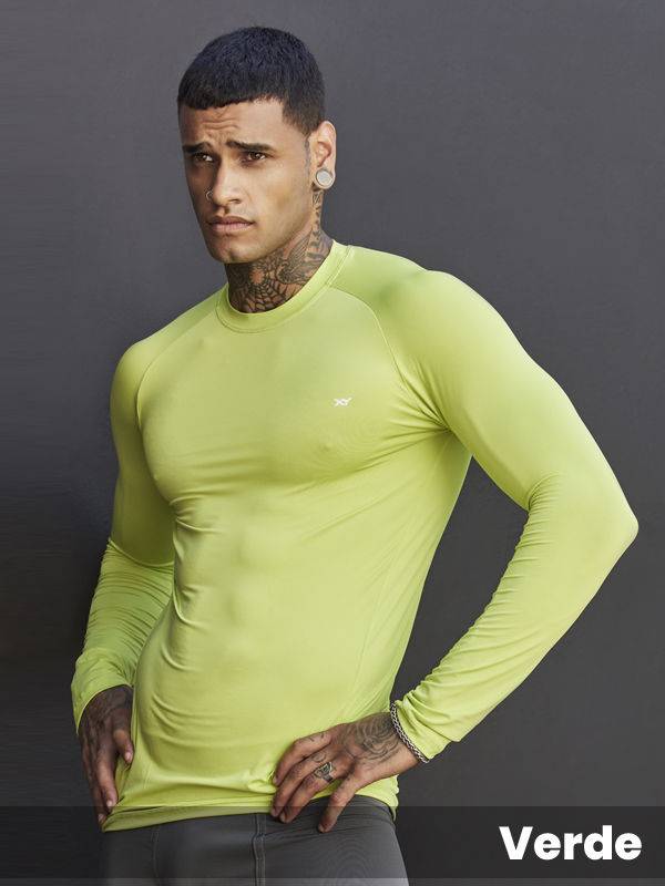 Camiseta térmica manga larga, cuello redondo, de microfibra con lycra. Anatómica