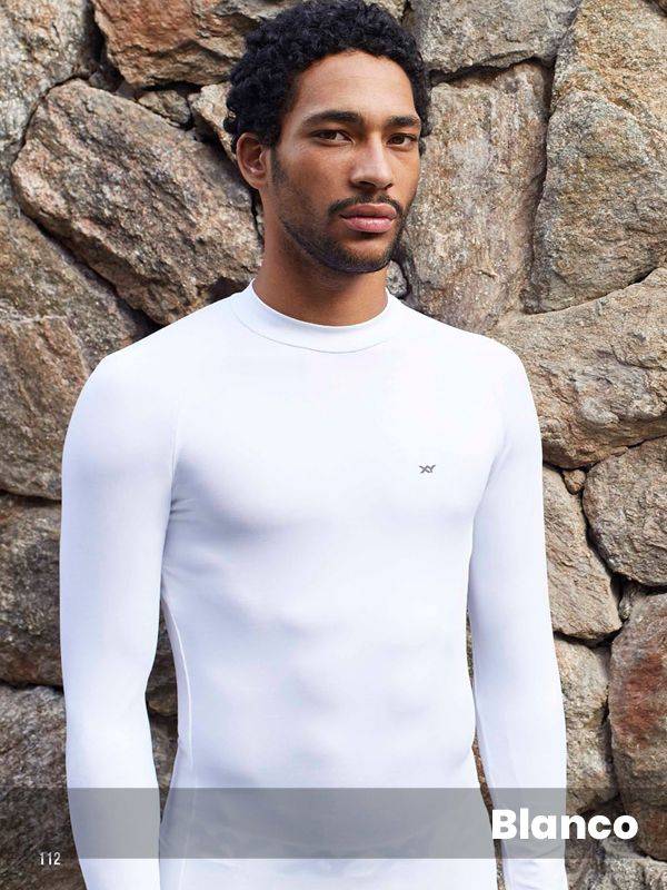 Camiseta térmica manga larga, cuello redondo, de microfibra con lycra. Anatómica