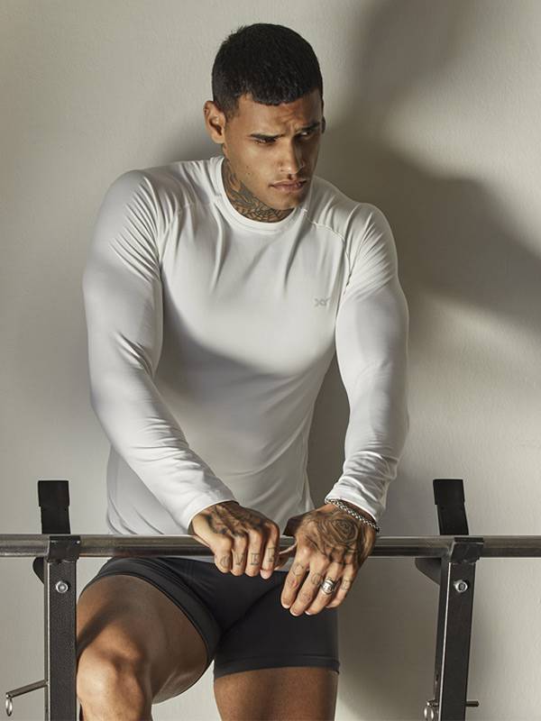 Camiseta térmica manga larga, cuello redondo, de microfibra con lycra. Anatómica