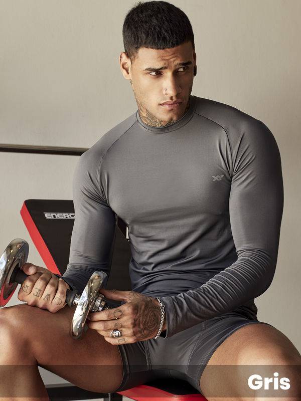 Camiseta térmica manga larga, cuello redondo, de microfibra con lycra. Anatómica