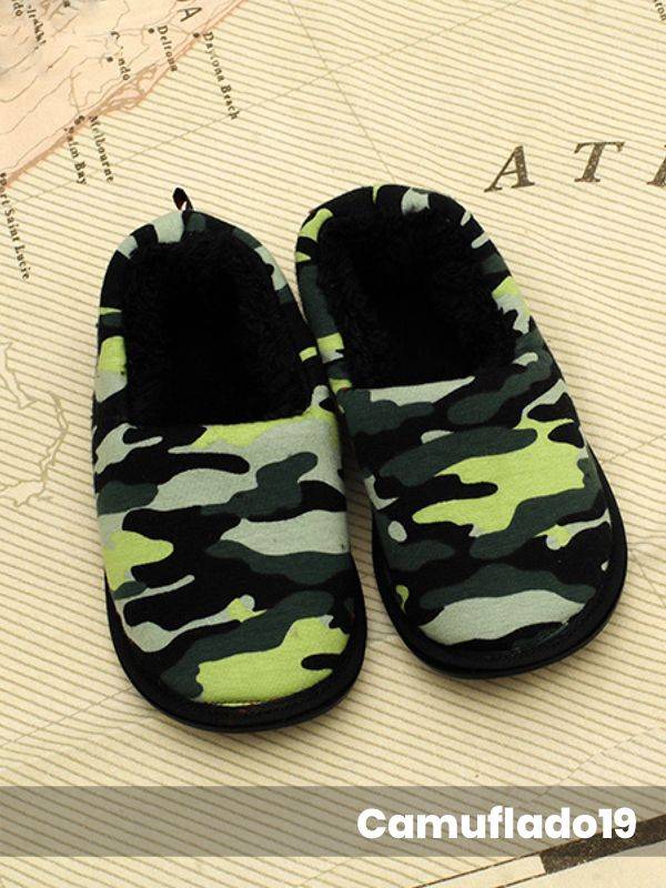 Pantufla tipo mocasin estampada con interior de corderito.