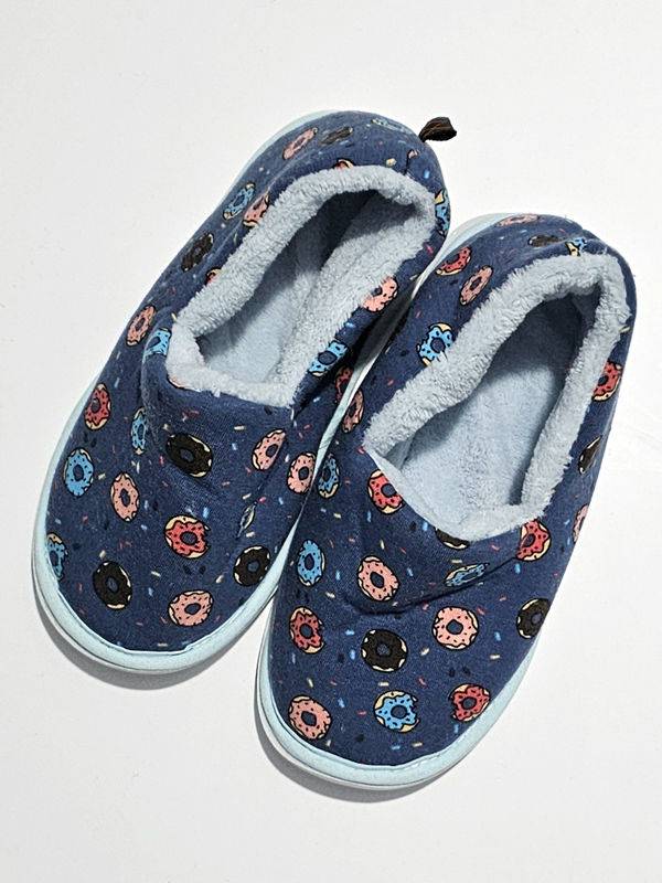 Pantufla tipo mocasin estampada con interior de corderito.