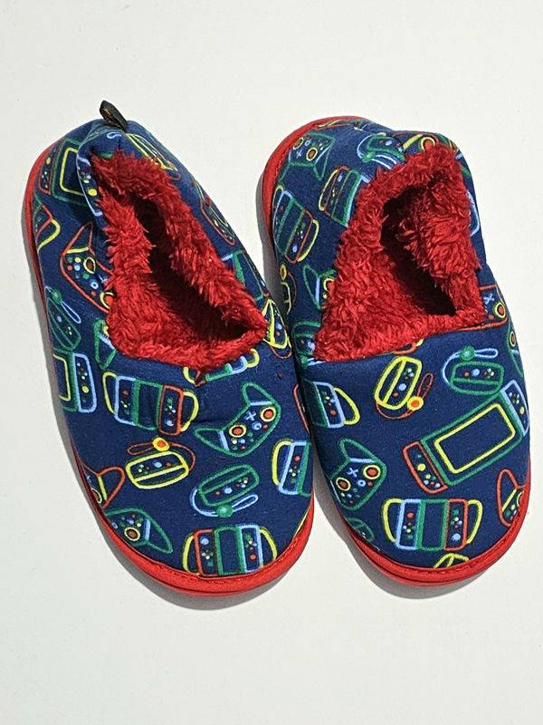 Pantufla tipo mocasin estampada con interior de corderito.