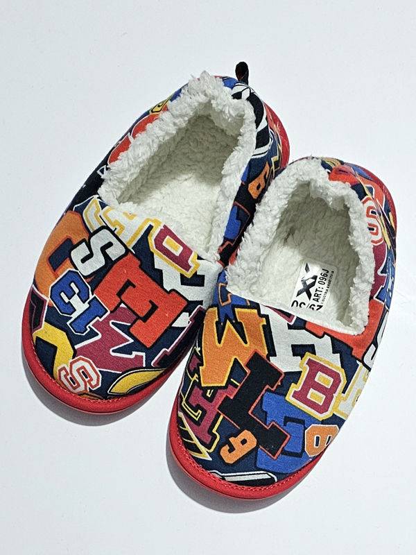 Pantufla tipo mocasin estampada con interior de corderito.
