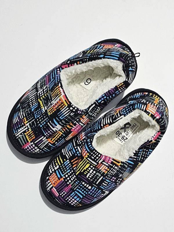 Pantufla tipo mocasin estampada con interior de corderito.