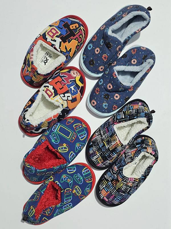 Pantufla Tipo Mocasin Estampada Con Interior De Corderito.