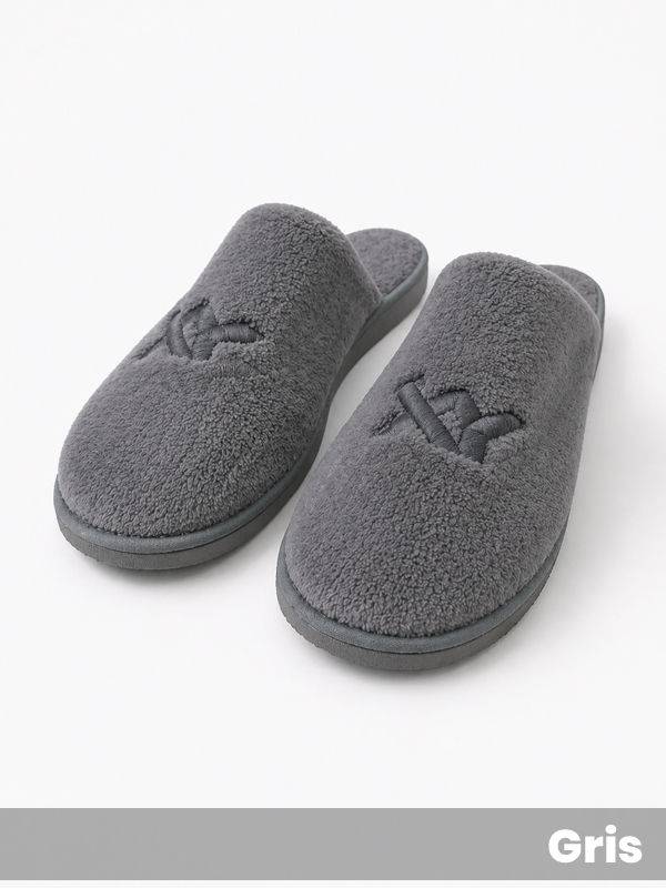 Pantufla polar super soft. Logo sobre capellada