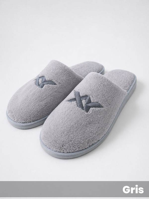 Pantufla polar super soft. Logo sobre capellada