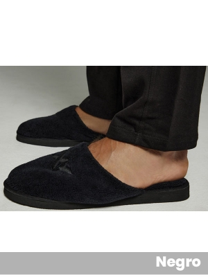 Pantufla Polar Super Soft. Logo Sobre Capellada