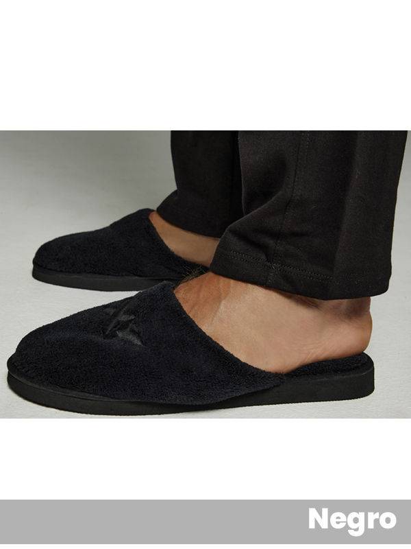 Pantufla Polar Super Soft. Logo Sobre Capellada